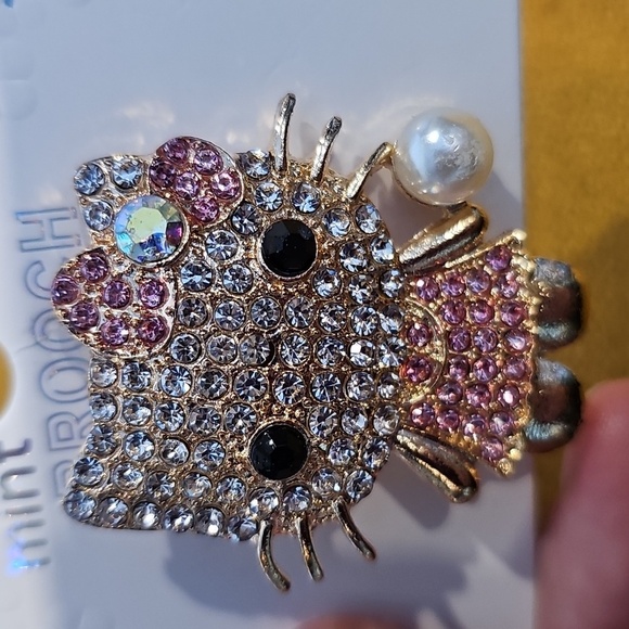 NWT Hello Kitty Brooch with Rhinestones and Faux Pearl - Picture 2 of 2
